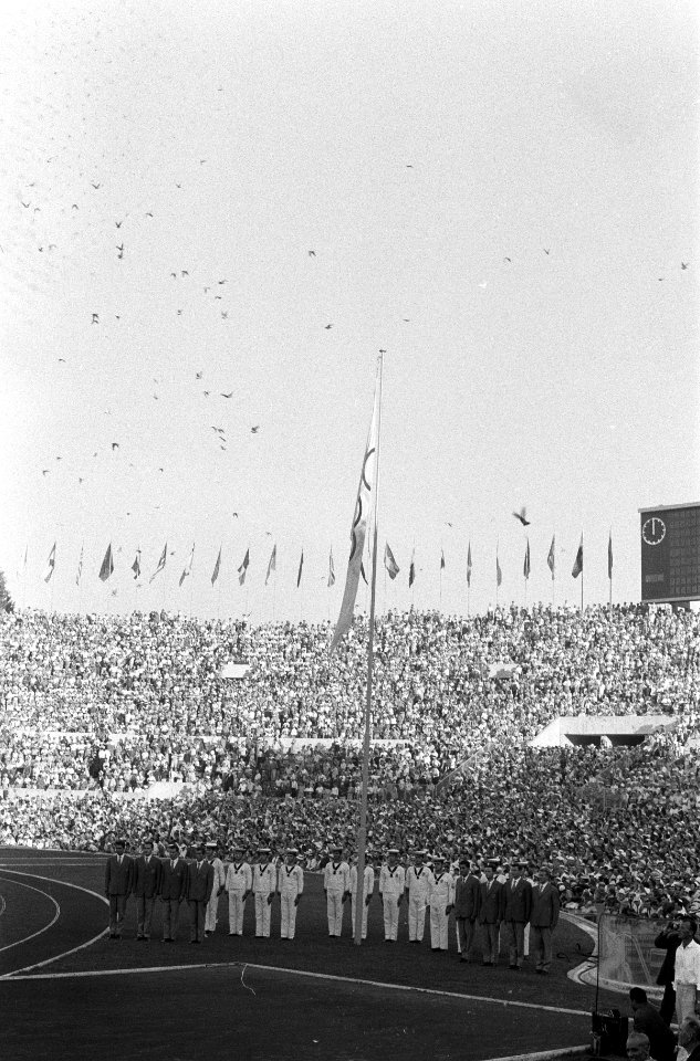 Olympische Spelen te Rome Opening Duiven worden losgelaten, Bestanddeelnr 911-5412