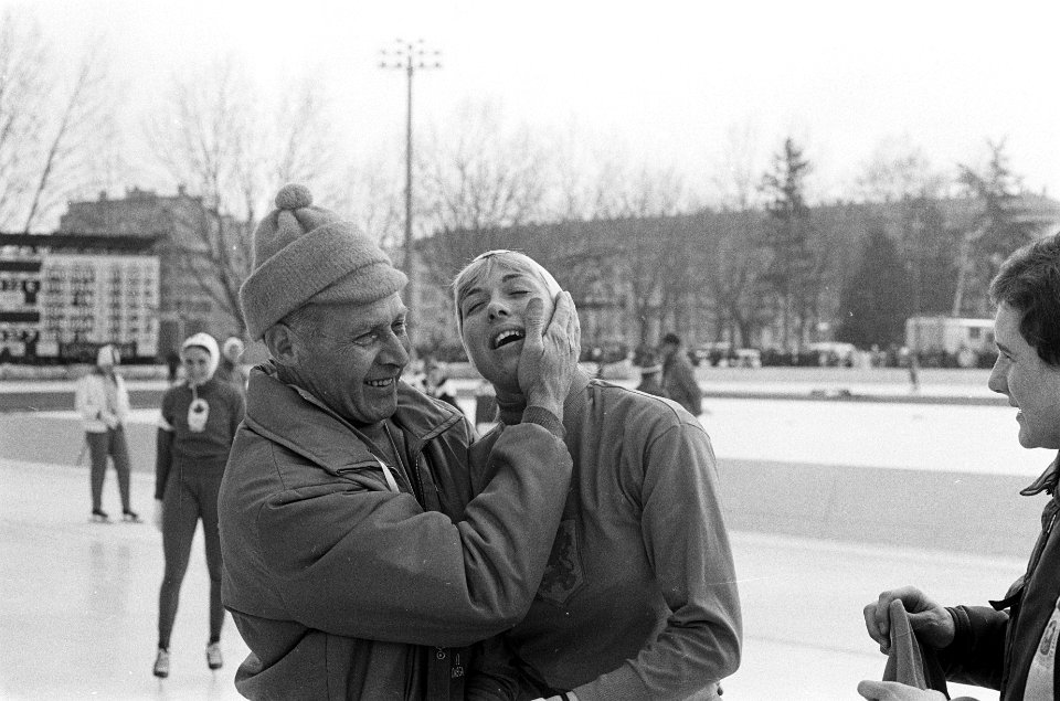 Olympische Winterspelen te Grenoble. Coach Piet Zwanenburg (links) vangt de uitg, Bestanddeelnr 921-0788