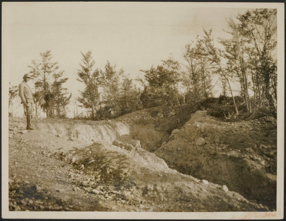One of the many large dug-outs that were in course of construction by the German, Bestanddeelnr 158-2196