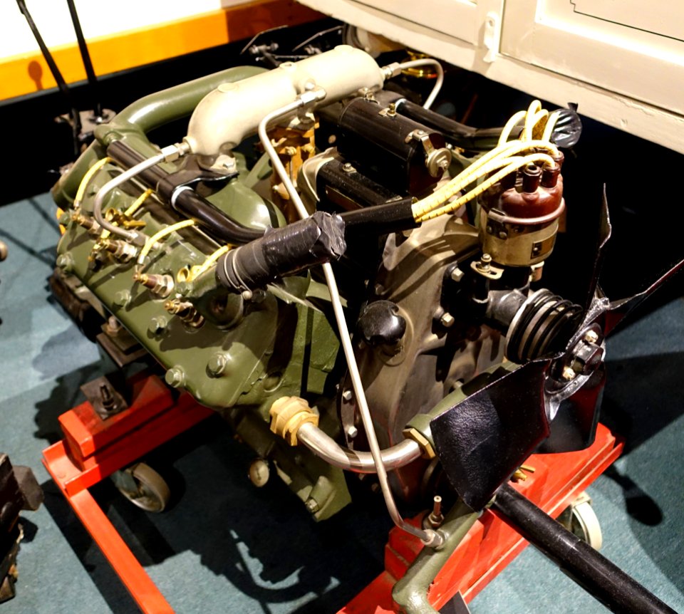 Oldsmobile engine, 1916, made by Olds Motor Works, Lansing, Michigan, 40 HP, V-8 gasoline engine - Luray Caverns Car and Carriage Museum - Luray, Virginia - DSC01303