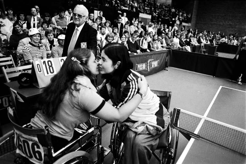 Olympische Spelen voor gehandicapten Irene Schmit (rechts) en Gerda Becker (lin, Bestanddeelnr 930-9029