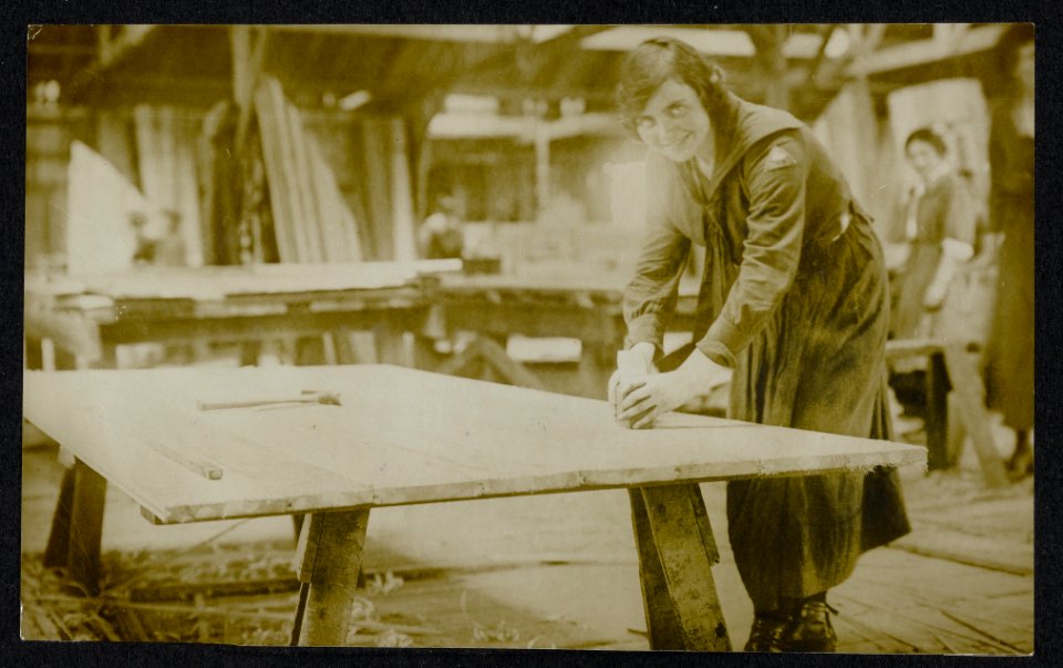 One of the lady carpenters at Work in France, Bestanddeelnr 158-1049