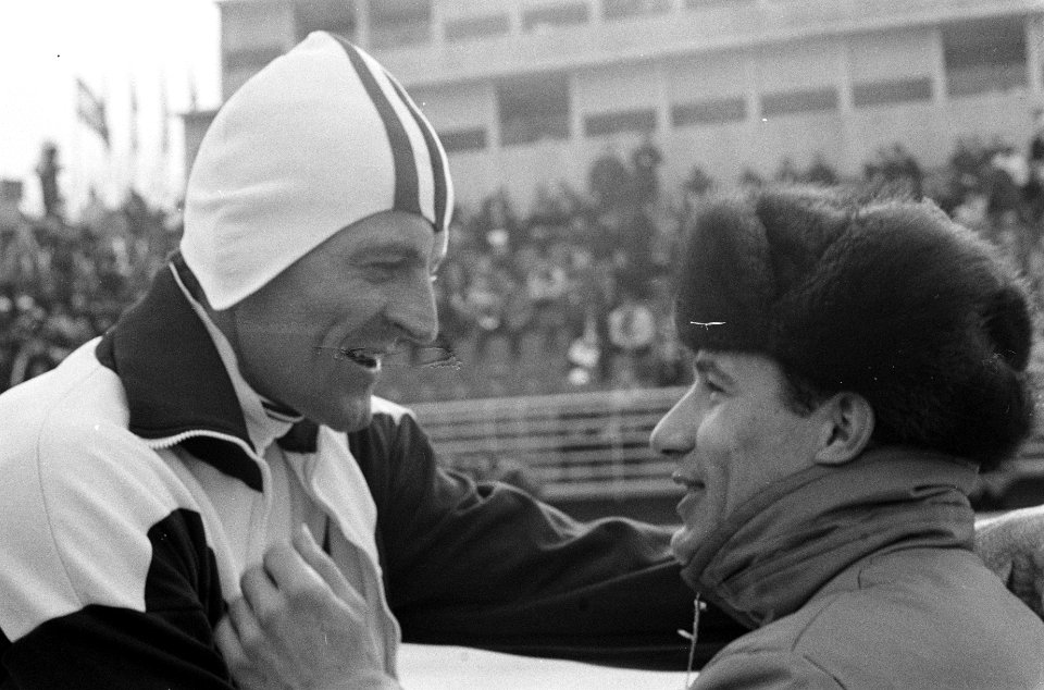Olympische Winterspelen te Grenoble. Kees Verkerk (rechts) feliciteert Fred Anto, Bestanddeelnr 921-0838