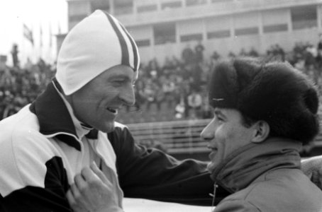 Olympische Winterspelen te Grenoble. Kees Verkerk (rechts) feliciteert Fred Anto, Bestanddeelnr 921-0838