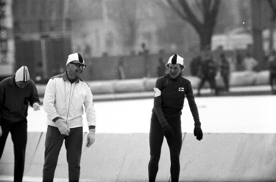 Olympische Winterspelen te Grenoble. Kaija Mustonen (Finland, rechts) met haar c, Bestanddeelnr 921-0693