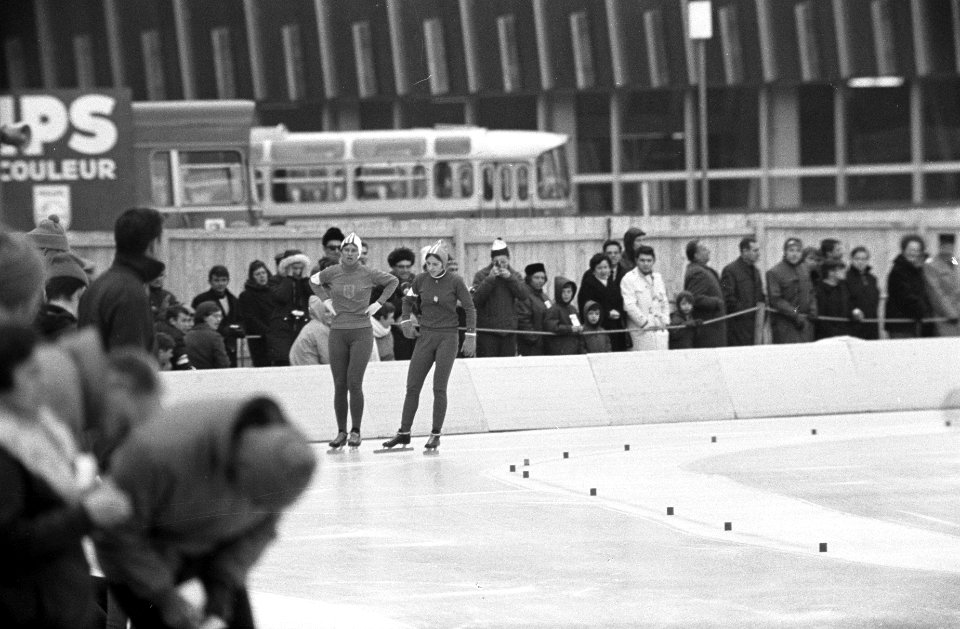 Olympische Winterspelen te Grenoble. Stien Kaiser (links) en Dianne Holum (Veren, Bestanddeelnr 921-0668