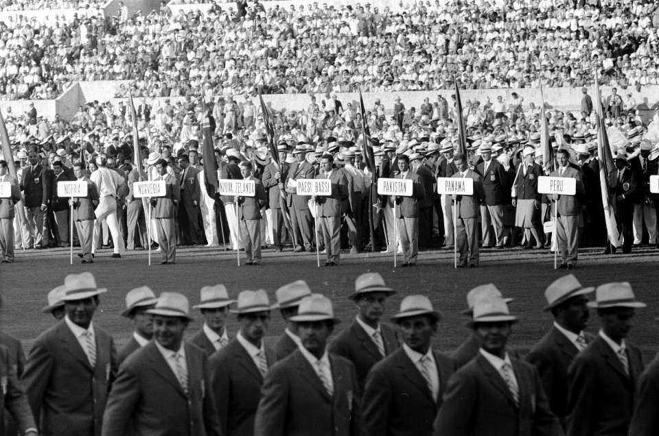 Olympische Spelen te Rome Opening Opgestelde landen, waaronder Nederland (Paes, Bestanddeelnr 911-5407)