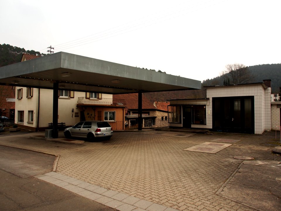 Old Petrol station at Elmstein pic4