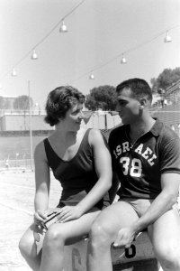 Olympische Spelen te Rome Dawn Fraser in gesprek met Trauber (Israel), Bestanddeelnr 911-5393