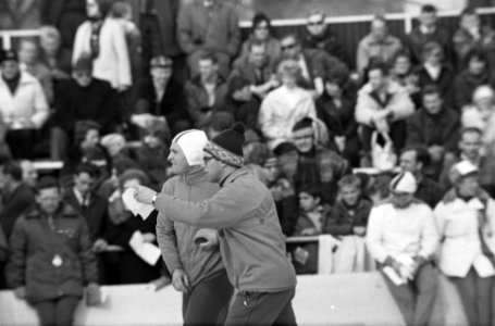 Olympische Winterspelen te Grenoble. Jan Bols wordt na zijn rit op de 5000 meter, Bestanddeelnr 921-0861