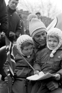 Olympische Winterspelen te Grenoble. Ard Schenk met twee Noorse supportertjes., Bestanddeelnr 921-0860