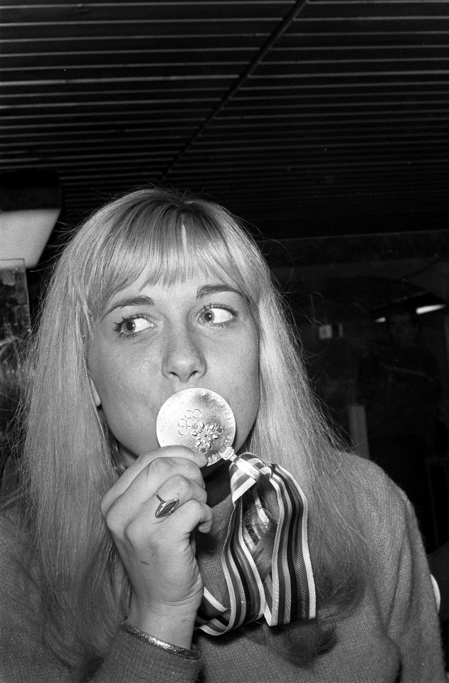 Olympische Winterspelen te Grenoble. Carry Geijssen, winnares van de gouden meda, Bestanddeelnr 921-0800