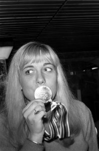 Olympische Winterspelen te Grenoble. Carry Geijssen, winnares van de gouden meda, Bestanddeelnr 921-0800