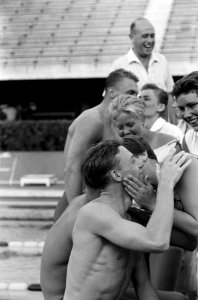Olympische Spelen te Rome, zwemmers worden door zwemsters gefeliciteerd, Bestanddeelnr 911-5837