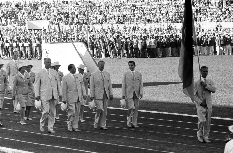 Olympische Spelen te Rome Opening Intocht van de gezamenlijke Duitse ploeg, Bestanddeelnr 911-5403