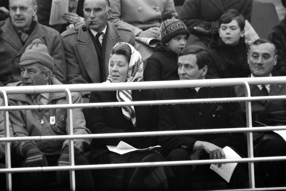 Olympische Winterspelen te Grenoble. Prinses Beatrix en Prins Claus op de tribun, Bestanddeelnr 921-0694