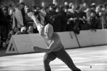 Olympische Winterspelen te Grenoble. Peter Nottet in actie op de 500 meter., Bestanddeelnr 921-0834