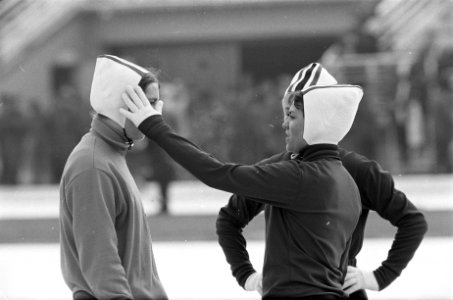 Olympische Winterspelen te Grenoble. Elly van den Brom wordt getroost na haar ri, Bestanddeelnr 921-0793
