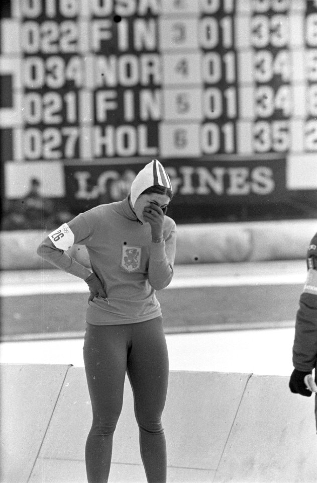 Olympische Winterspelen te Grenoble. Elly van den Brom na haar rit op de 1000 me, Bestanddeelnr 921-0795