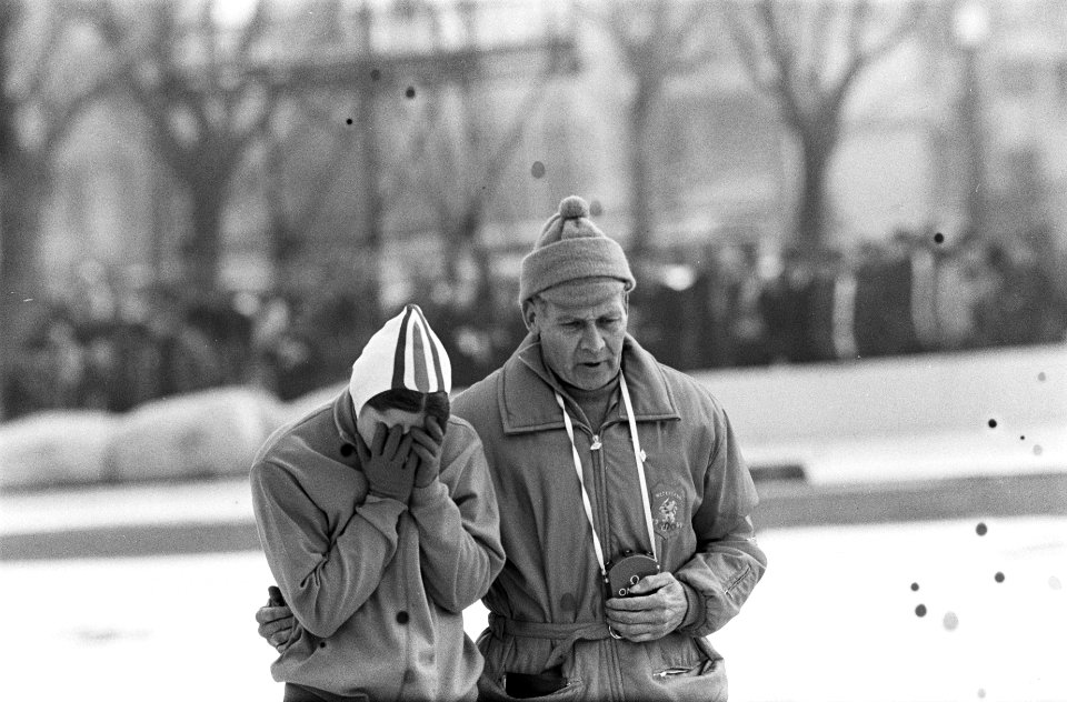 Olympische Winterspelen te Grenoble. Coach Piet Zwanenburg (rechts) vangt Elly v, Bestanddeelnr 921-0791