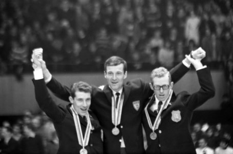 Olympische Winterspelen te Grenoble. Erepodium met de medaillewinnaars van de 50, Bestanddeelnr 921-0844