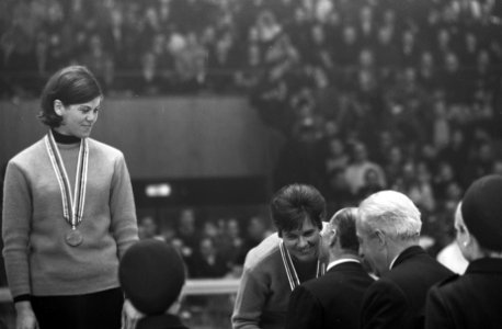 Olympische Winterspelen te Grenoble. Het erepodium voor de medaillewinnaars bij , Bestanddeelnr 921-0813