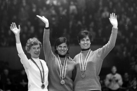 Olympische Winterspelen te Grenoble. Het erepodium voor de medaillewinnaars bij , Bestanddeelnr 921-0812