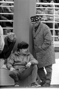 Olympische Winterspelen te Grenoble. Kees Verkerk met zijn vader na zijn rit op , Bestanddeelnr 921-0863
