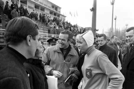 Olympische Winterspelen te Grenoble. Prinses Beatrix feliciteert Carry Geijssen , Bestanddeelnr 921-0798