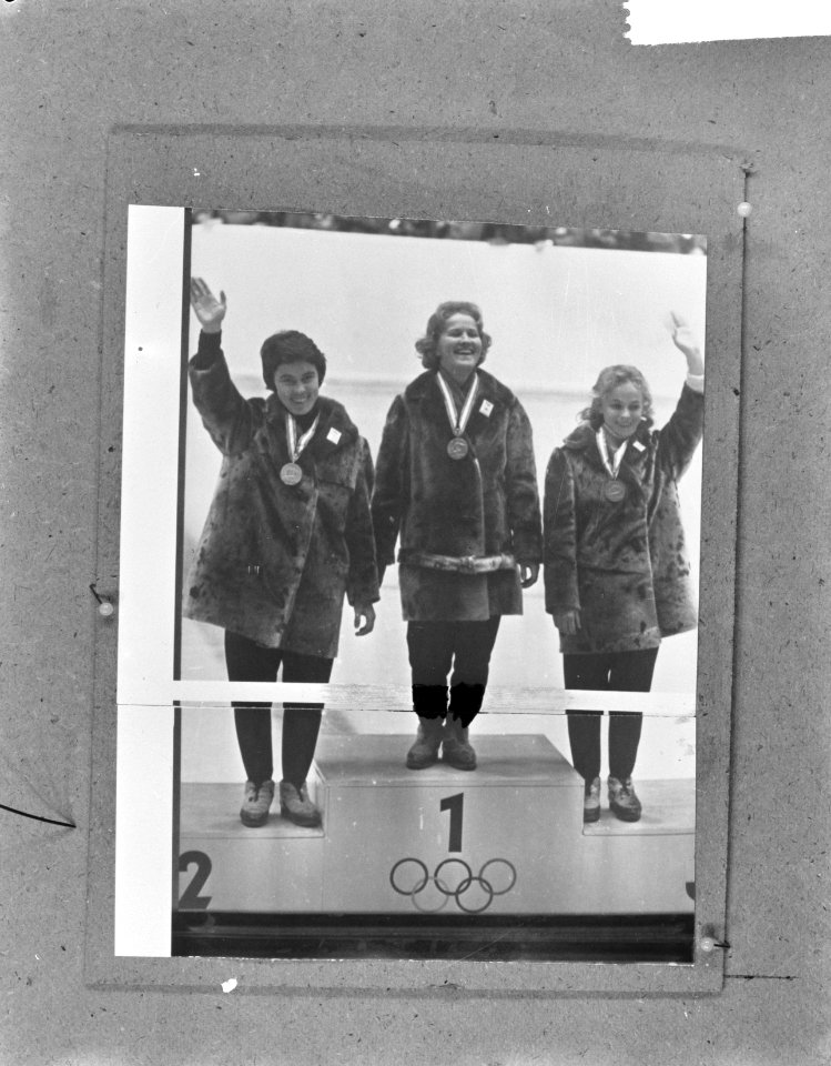 Olympische Winterspelen 1964, de Russin Lydai Skobilokowa met gouden medaille op, Bestanddeelnr 916-0106
