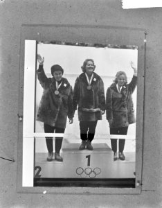 Olympische Winterspelen 1964, de Russin Lydai Skobilokowa met gouden medaille op, Bestanddeelnr 916-0106