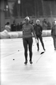 Olympische Winterspelen te Grenoble. Stien Kaiser rijdt uit na haar rit op de 30, Bestanddeelnr 921-0807