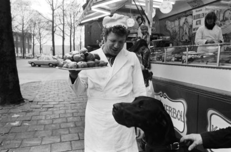 Oliebollenverkoop in Amsterdam gestart bakker biedt hond oliebol aan, Bestanddeelnr 930-0590