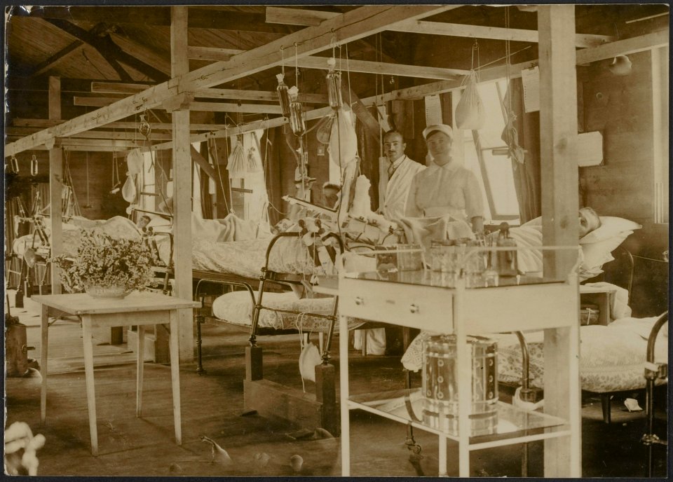 One side of a ward at a Base Hospital, Bestanddeelnr 158-2733