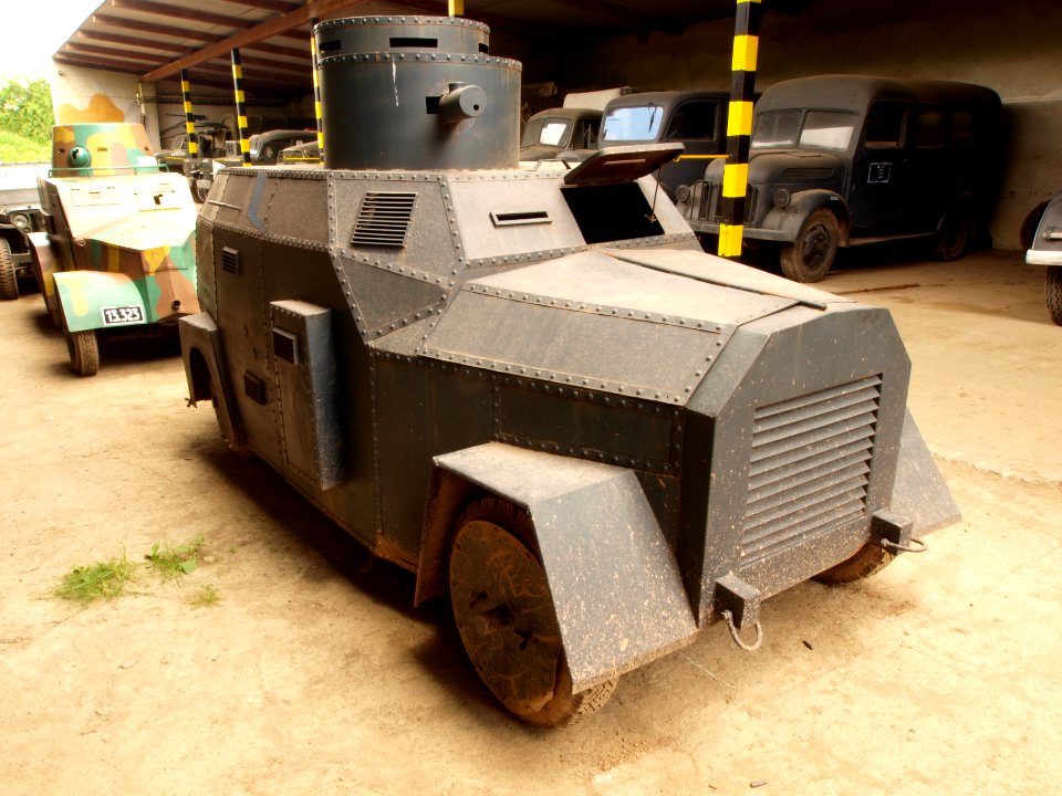 Old pre WW2 armored car pic5