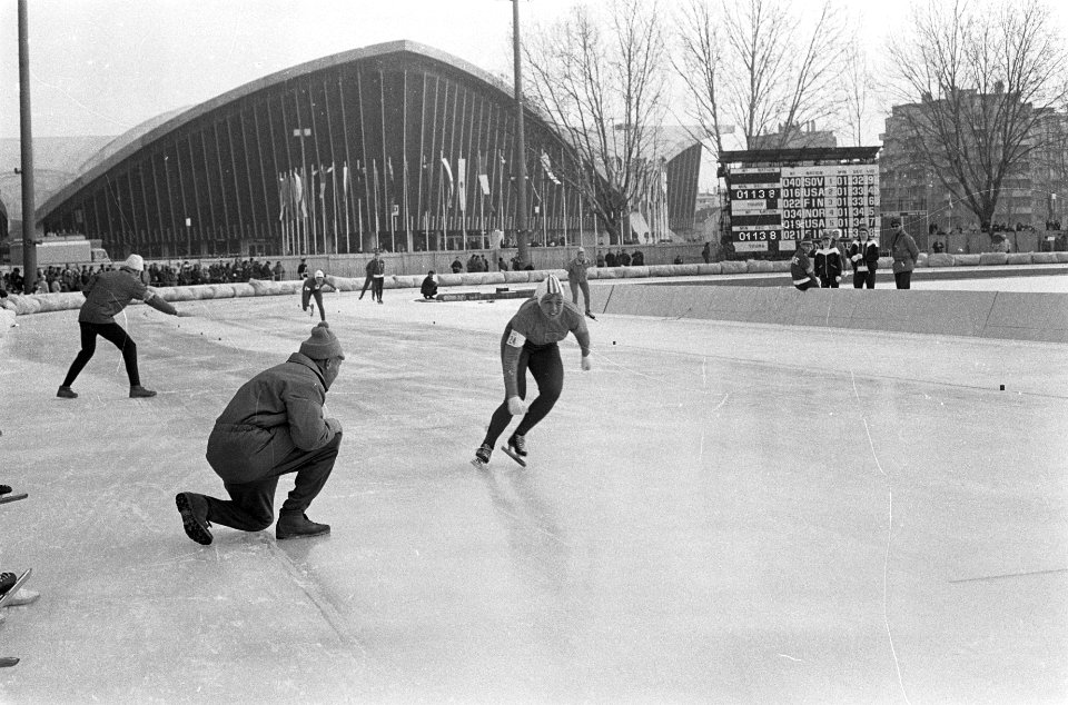 Olympische Winterspelen te Grenoble. Coach Piet Zwanenburg geeft Carry Geijssen , Bestanddeelnr 921-0790