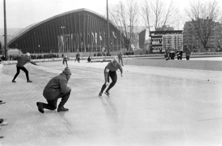 Olympische Winterspelen te Grenoble. Coach Piet Zwanenburg geeft Carry Geijssen , Bestanddeelnr 921-0790