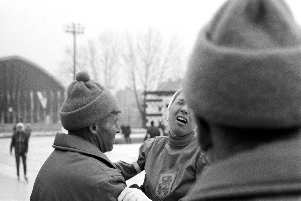 Olympische Winterspelen te Grenoble. Coach Piet Zwanenburg vangt de uitgeputte C, Bestanddeelnr 921-0697