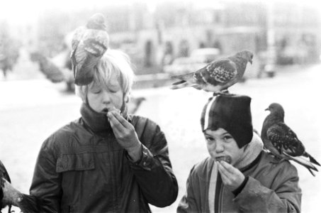 Oliebollen eten op straat, Amsterdam kinderen met oliebollen, Bestanddeelnr 924-1357