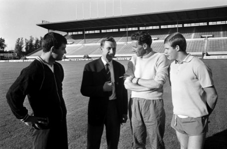 Ole Madsen bij Sparta, v.l.n.r. Lazeroms, Madsen, trainer Thomson en Kemper, Bestanddeelnr 918-0372