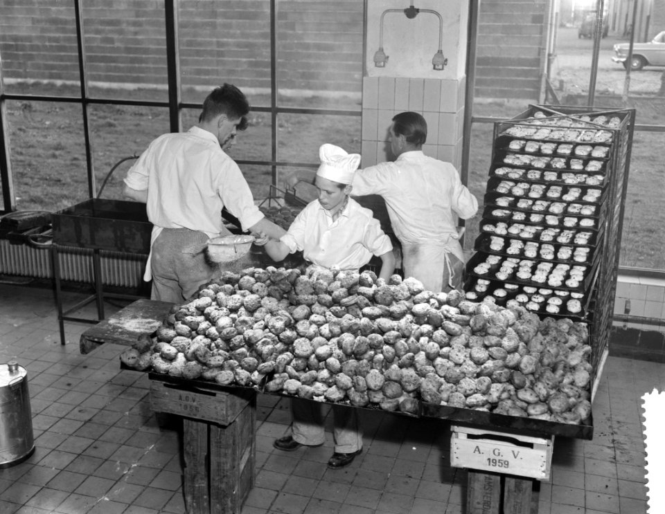 Oliebollen bakken voor de Anti Rheuma Actie in Amsterdam het bakken van de bolle, Bestanddeelnr 910-9008