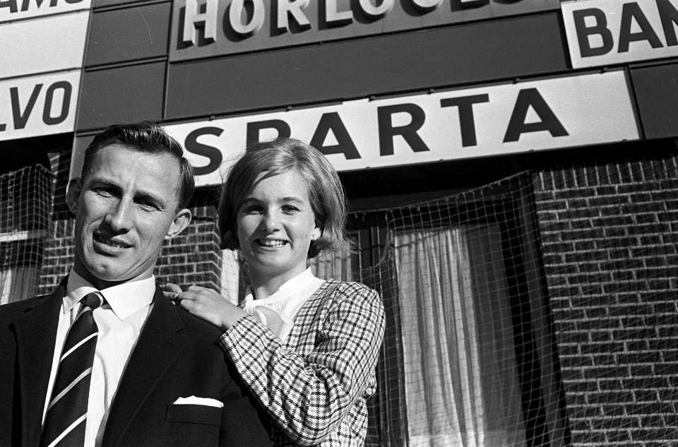 Ole Madsen bij Sparta, Ole Madsen deelt handtekeningen uit, Bestanddeelnr 918-0376