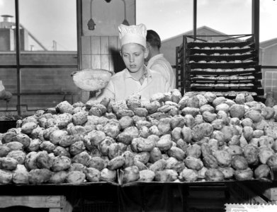 Oliebollen bakken voor de Anti Reuma Actie in Amsterdam De bollen worden besuik, Bestanddeelnr 910-9010