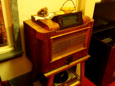 Old radio receiver, pic1