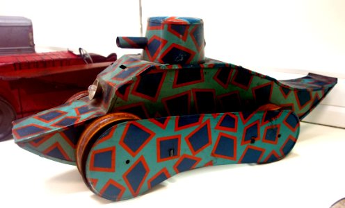 Old WWI tin toy tank, photo 2