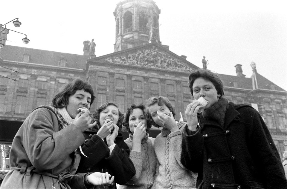 Oliebollenactie tbv het anti-rheumafonds op de Dam jeugd smult van de oliebol, Bestanddeelnr 911-9216