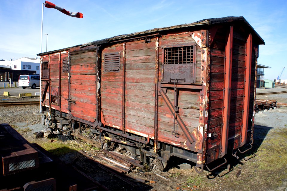 Old railroad wagon at the Oosterweelsteenweg, Port of Antwerp, pic3