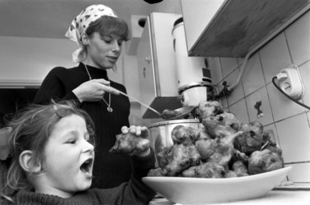 Oliebollen bakken, dochtertje proeft, Bestanddeelnr 919-9138