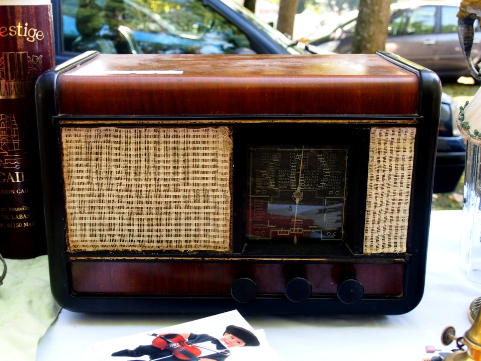 Old radio receiver in France, pic2
