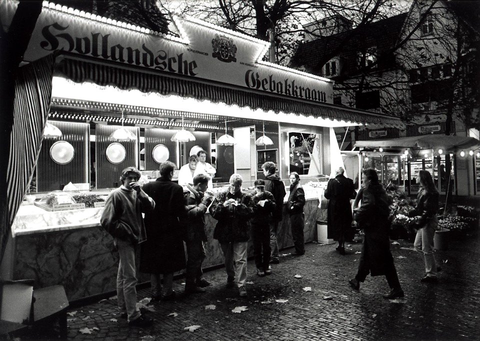 Oliebollenkraam voor het Proveniershuis. Aangekocht van United Photos de Boer bv. - Negatiefnummer 37301 k. - Gepubliceerd in het Haarlems Dagblad van 16.11.1992, NL-HlmNHA 54034107